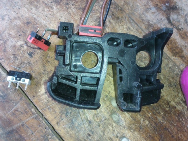 Novy a stary mikrospinac, tesne pred vymenou.