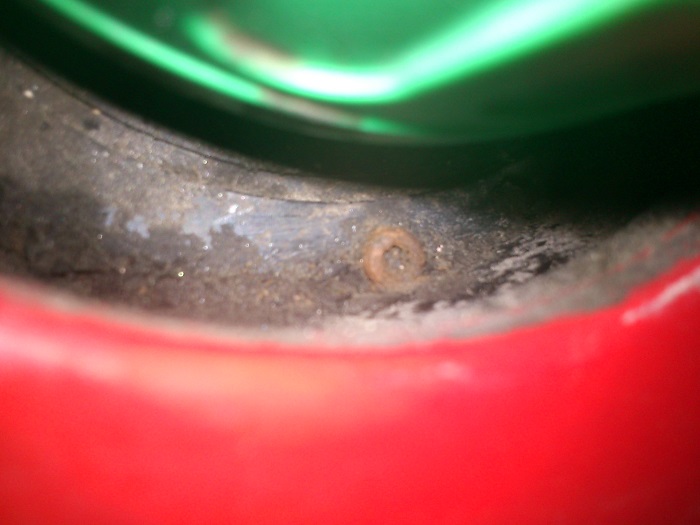 dierka pod viečkom nádrže.