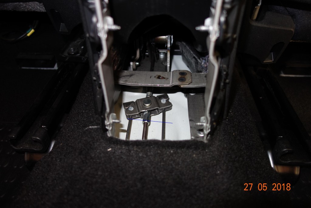 pred "opravou" ručná brzda nie je zatiahnutá