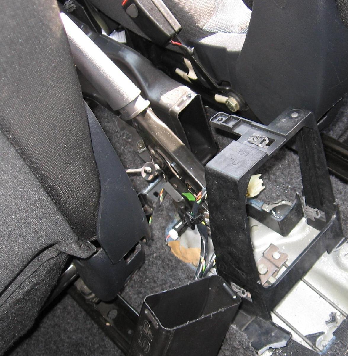 tento plastovy musis dat prec a nahradit  ho  zeleznym