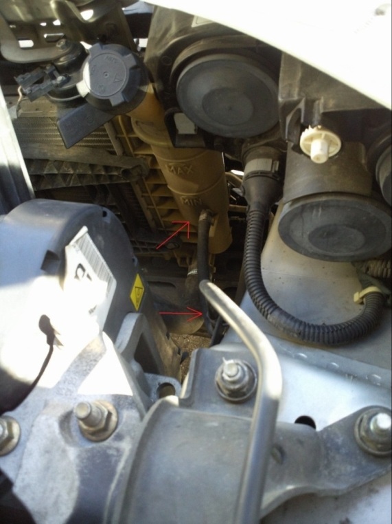 Potom je trubička znovu napojená na gumenú hadičku a tá vedie do vyrovnávacej nádržky chladiacej kvapaliny.