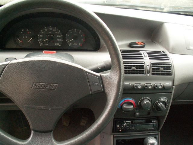 vymenené tacho za otáčkomerové, tri vypínače v strede - základná doska použitá z normálneho punta, doletovaný tretí vypínač, akurát všetky vyzerajú rovnako