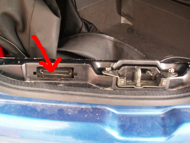 Tuto dovnútra do toho rámu som len tak-tak narval servo a lankom pripojil k mechanizmu otvárania, takže teraz odskakuje elektricky diaľkovým