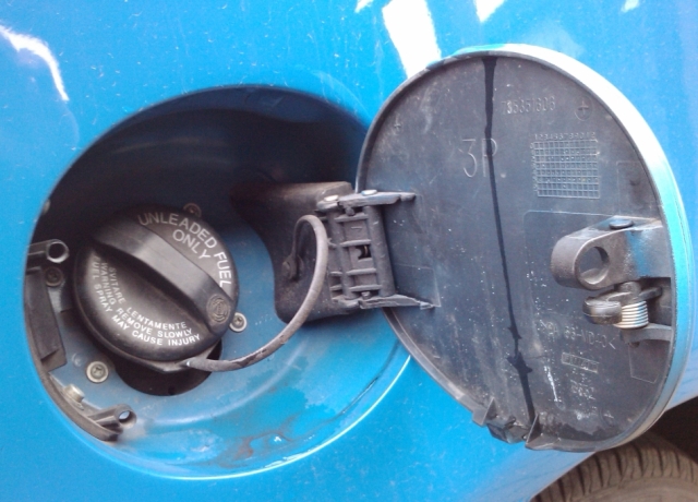 kryt nádrže s tím očkem na uzavření