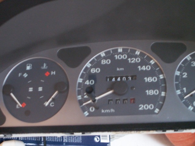 predný kryt budíkov som striekol na strieborno - imitácia hliníka