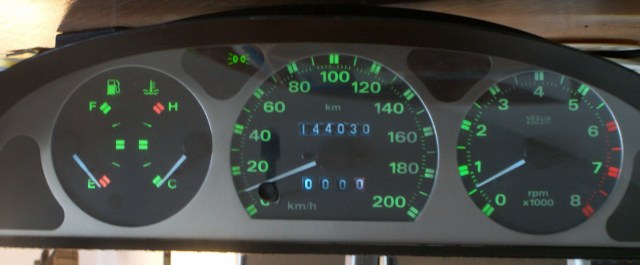 v noci je tacho omnoho čitateľnejšie, pôvodné žiarovky len tak sliepňali