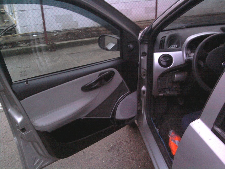 po zime som stihol dat otapacirovat do cierno sedej kozenky {alebo neviem co to je} tapacir dveri a vsetko som nastriekal na strieborno sedo