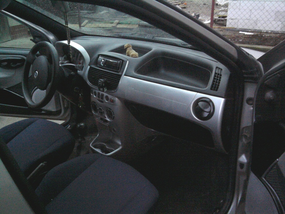 a este jedna s interieru ktory budem musiet prerobit a celu palubovku chcem dat do cierno striebornej karbonovej folie