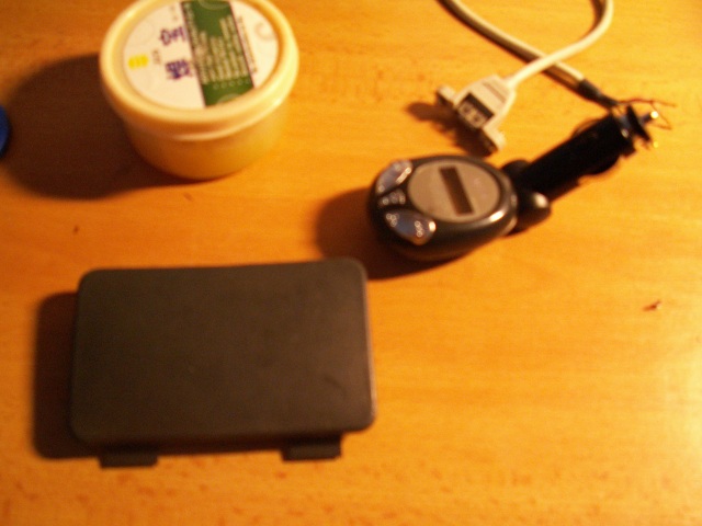 V popredí plast spopod ručnej brzdy, v pozadí vysoko kvalitný výrobok čínskych súdruhov