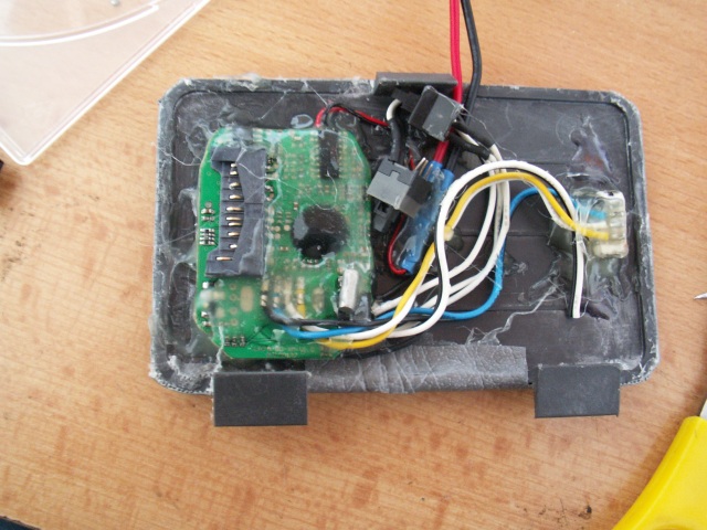 Prehrávač elegantne pripevníme zospodu plastu technikou zvanou "zagrcanie horúcim lepidlom", nezabudnúť na pripájkovanie konektora USB