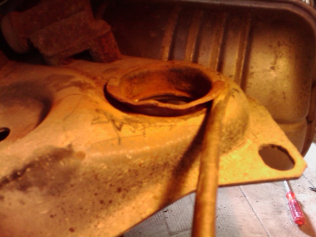 Zvyšok silentbloku vypáčime majzlom alebo šrobovákom a kladivom