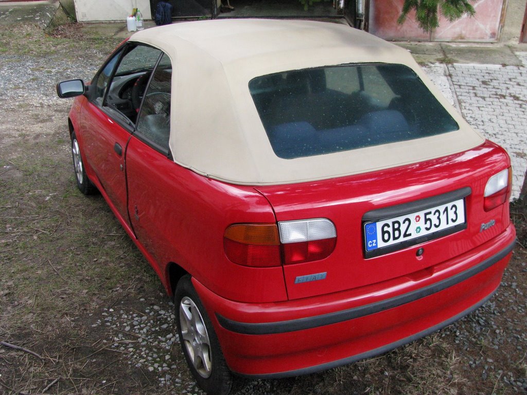 Tady je videt dira nad zadnim oknem, kterou potrebuju zalepit