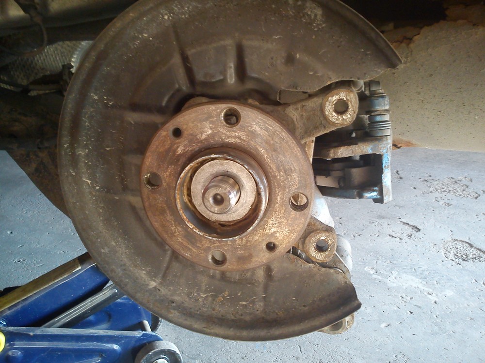 3. povoliť maticu, ktorá drží náboj s ložiskom.