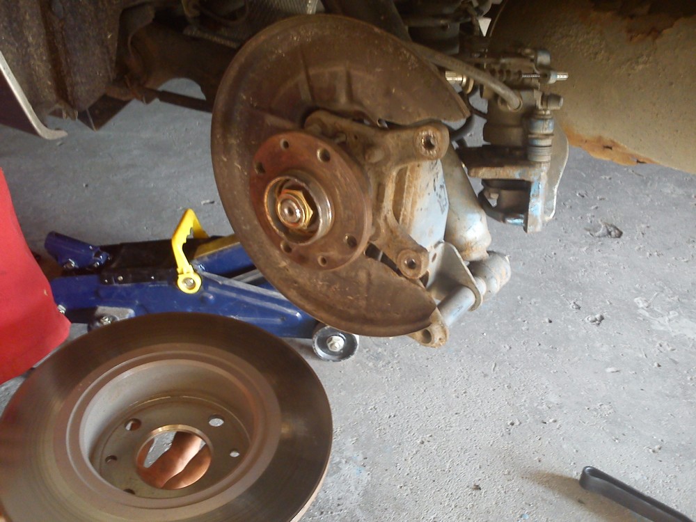 2. demontovať brzdový strmeň a kotúč