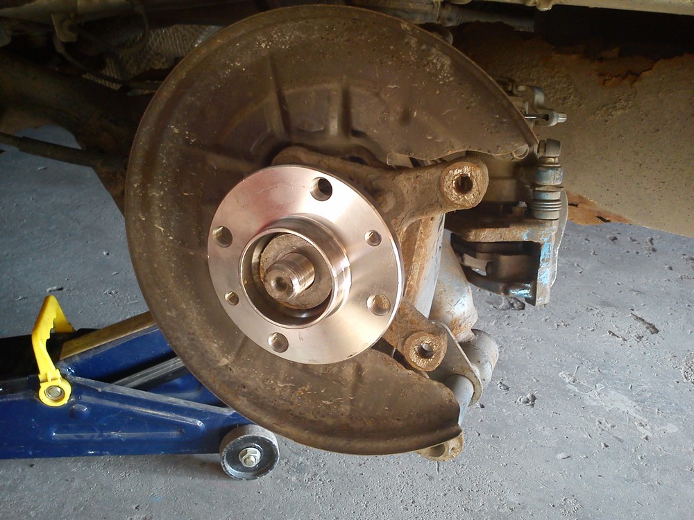 6. nasadiť nové ložisko, nezabudnúť na podložku pod maticu.