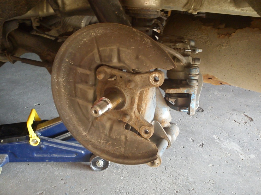 4. zhodiť staré ložisko. Ide dole celkom ľahko.