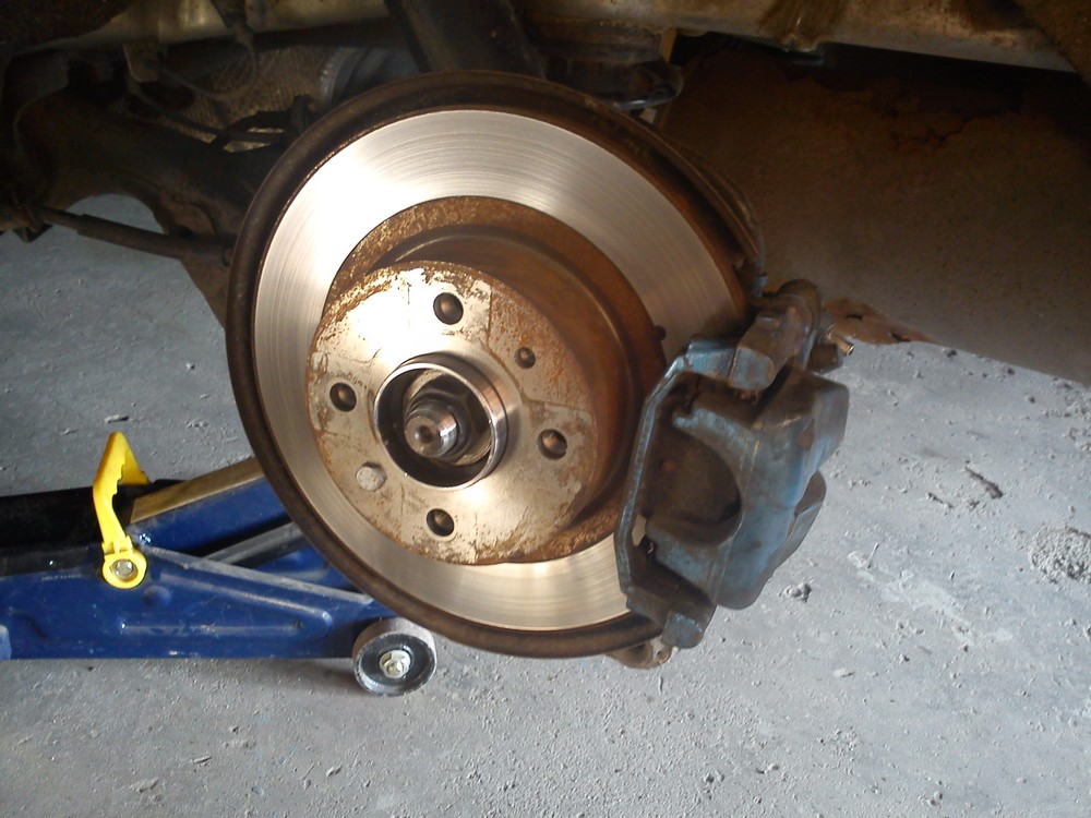 8. nasadiť brzdový kotúč a strmeň. A samozrejme KOLESO! :D