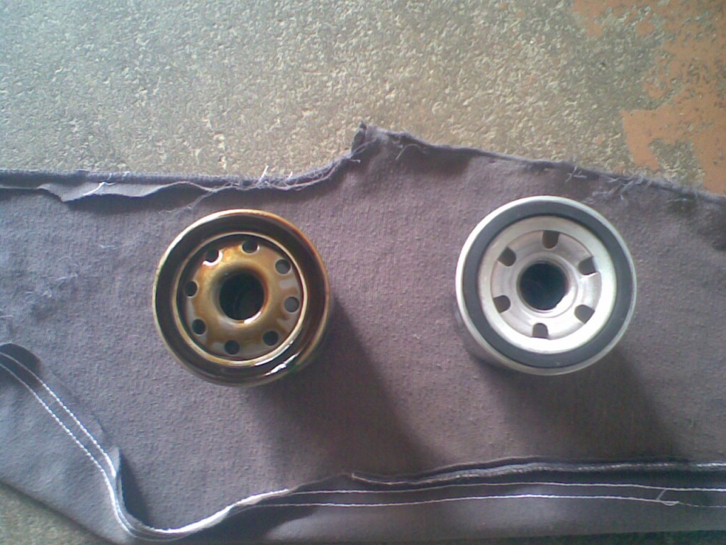 ešte foto filtra čo tam montuje výrobca, made in tunisia to je ten na ľavo, na pravo je Mann, snad nebude vadit že má menej dierok