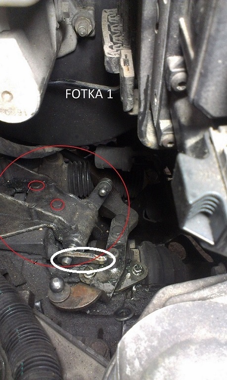 toto je ten drziak treba ho vybrat cely 3x skrutky (v cervenom kruzku) jedna rada v bielom kruzku je vyznaceny " jazycek " ten je lepsie prisrobovat na miesto skor ako vraciate cely drziak na prevodovku