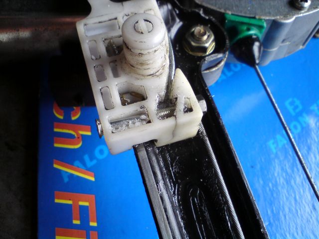 ještě se ukázalo, že je naprasklý ten plastový jezdec, tak jsem ho zpevnil šroubem