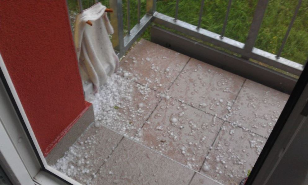 kroupy na balkoně.JPG